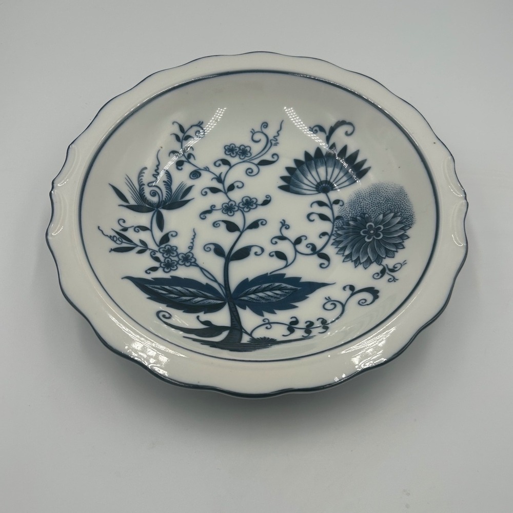 Blue Onion Porcelain Bowl Scalloped Edge Crossed Arrows Japan 10 inch Cobalt